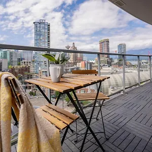 Apartment Downtown King Suite-surround Views-pool/gym/parkng, Vancouver