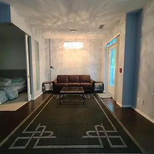 Luxury Lakefront Condo+free Parking+pool+gym+patio Toronto