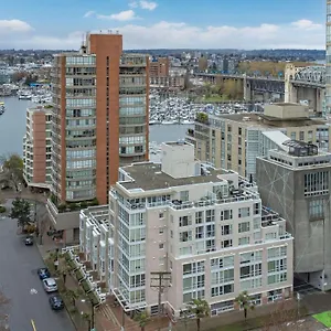 Apartment 1bd+den Condo, With Free Parking In Downtown!, Vancouver
